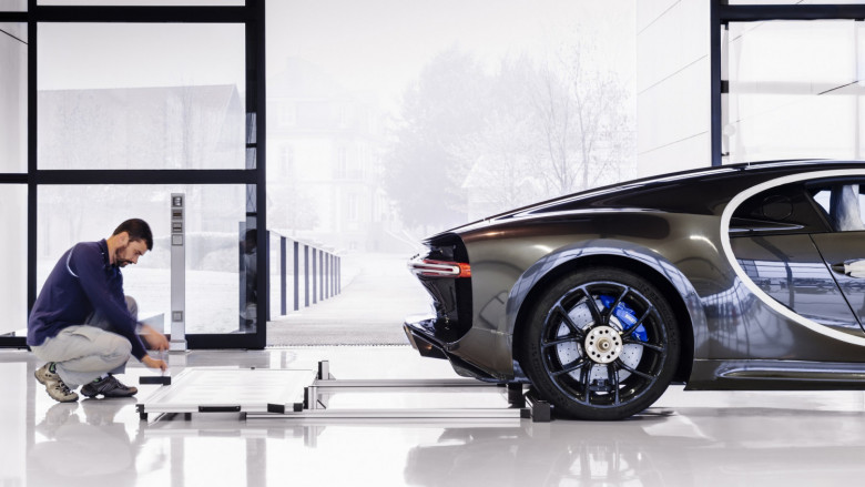 Вижте как се произвеждат автомобилите Bugatti без да ставате от мястото си (СНИМКИ/ВИДЕО)