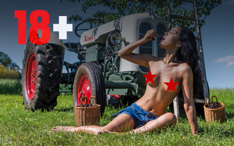 Красавици по голи гърди и трактори: Вижте поредния календар-шедьовър (СНИМКИ 18+)