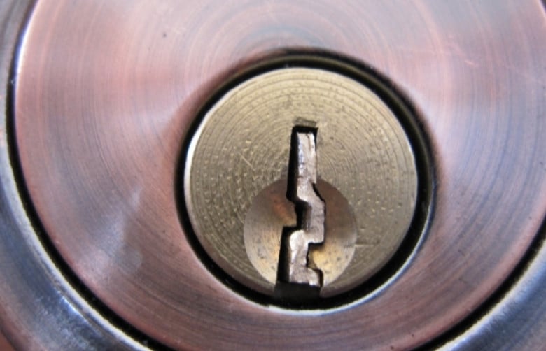 Как да извадим счупен ключ на колата от ключалката (СНИМКИ)