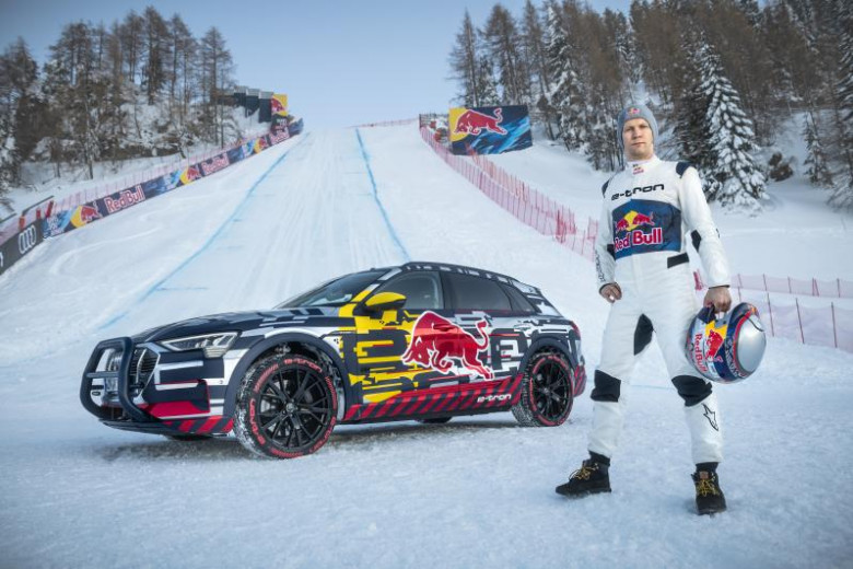 Изумително! Състезател се изкачи с Audi e-tron по снежен 85-градусов склон (ВИДЕО)