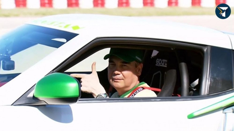 Уникално: Президент на страна направи дрифт със спортна кола (ВИДЕО)