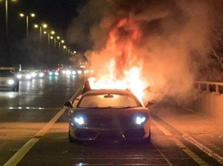 Позлатен Lamborghini изгоря след като бизнесмен изскочи от колата заедно с приятелката си (СНИМКИ/ВИДЕО)