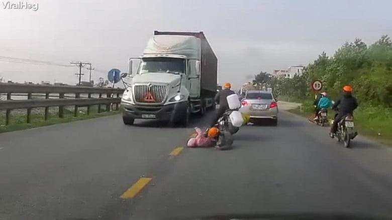 Смразяващо ВИДЕО: Вижте как майка спаси по чудодеен начин детето си изпод колелата на камион