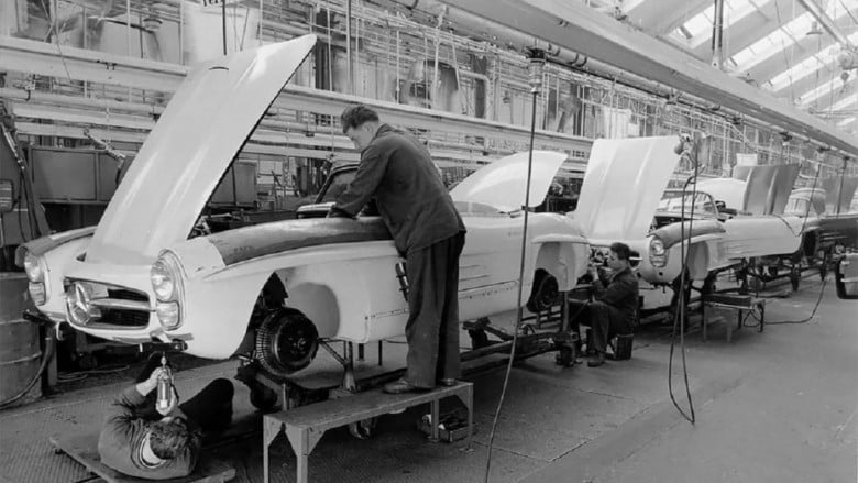 Машина на времето: Ето как изработваха легендарното купе 190 SL в завода на Mercedes през 1958 (СНИМКИ)