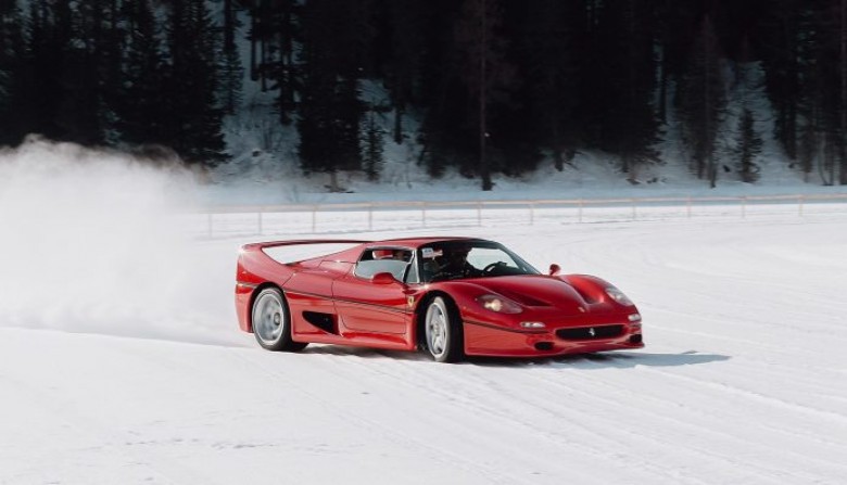 Bugatti, Ferrari, Monza показаха на какво са способни класическите суперколи през зимата (ВИДЕО)