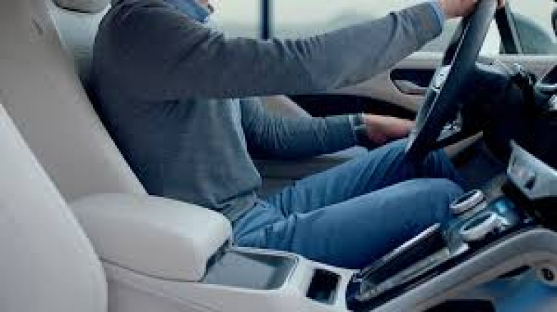 Специалист посъветва нагледно във ВИДЕО как да седим правилно в колата