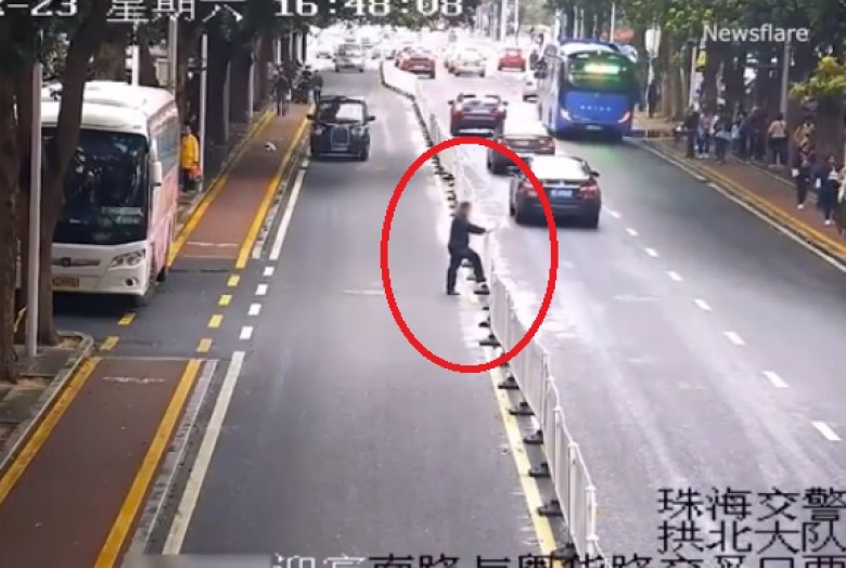 Как в Китай залавят и наказват пешеходците нарушители (ВИДЕО)