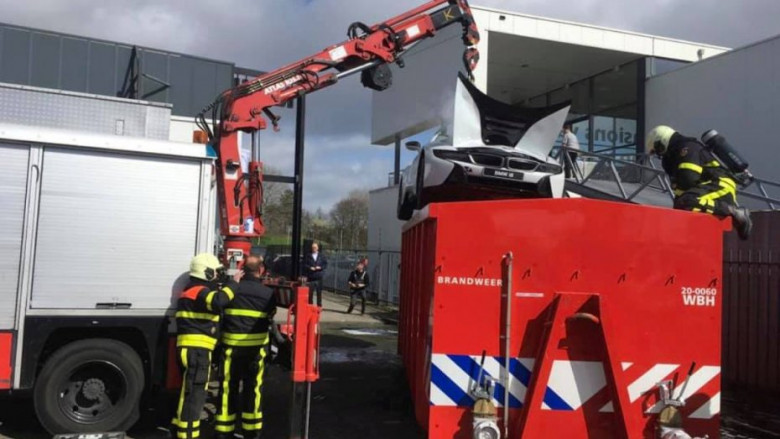 Хит в мрежата: Пожарникари изгасиха радикално горяща спортна кола BMW (СНИМКИ)