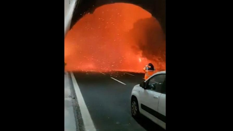 Огнен капан: Стена от пламъци на изхода на тунел изглежда като врата към Ада (ВИДЕО)