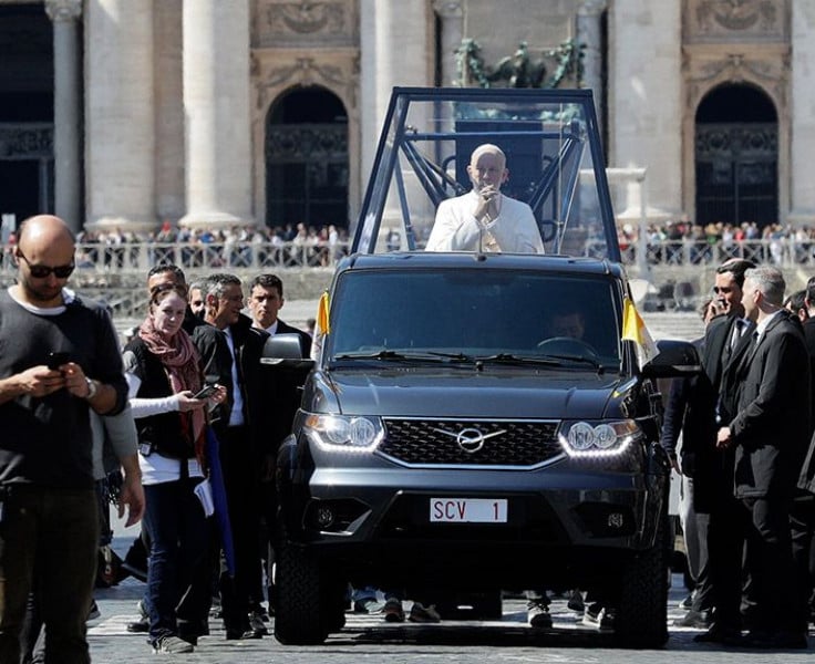 Това е невероятно: Папата се движи в пикап УАЗ (СНИМКИ/ВИДЕО)
