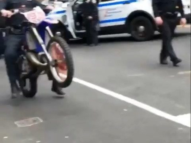 Полицай конфискува мотоциклет и след това втрещи мрежата (ВИДЕО)