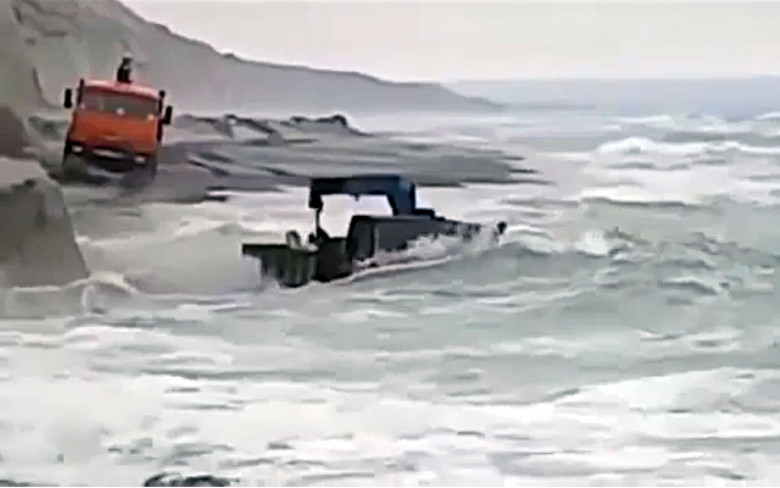 Изумително ВИДЕО: Камиони КАМАЗ преминават през силна морска буря