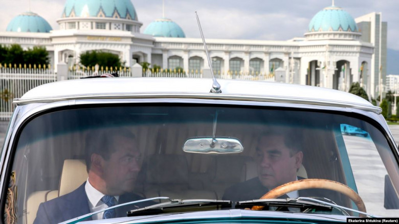 Президент повози руския премиер Дмитрий Медведев с рядката си Волга (СНИМКИ)