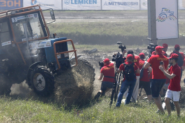 Шокиращ инцидент: Трактор влетя в тълпа журналисти (ВИДЕО)