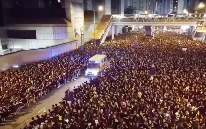 Уникално ВИДЕО: Вижте как протестиращи пропускат линейка в Хонконг
