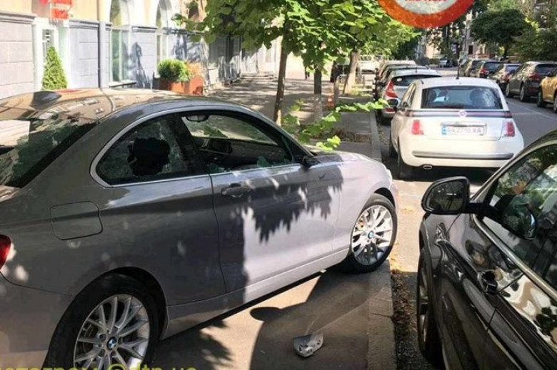 Собственик на ново BMW не си платил дълга и ето какво му се случи (СНИМКИ)