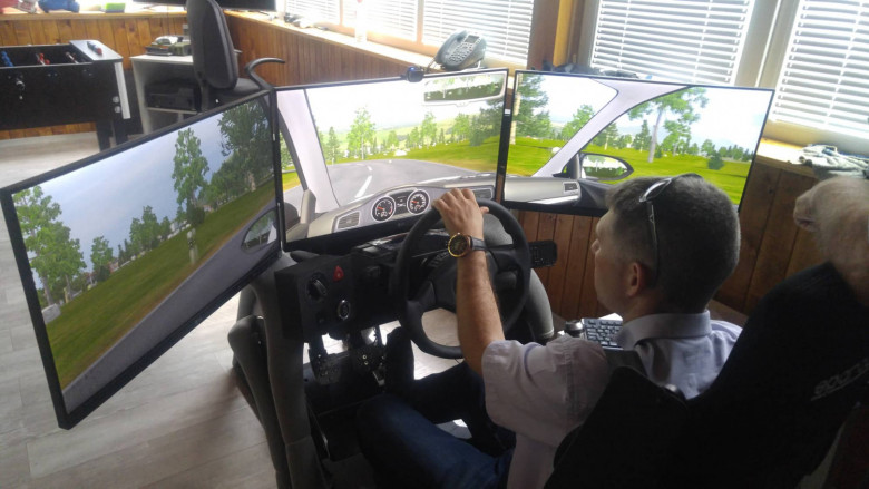 Напълно безплатно: Уникален автосимулатор с изкуствен интелект учи шофьорите в София как да карат (ВИДЕО)