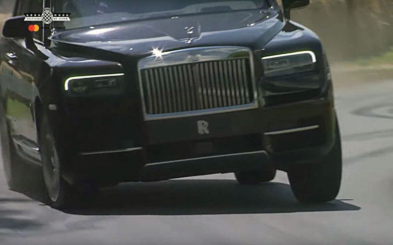 Зрелище: Чудовищният джип на Rolls-Royce бе изкаран на писта със сено (ВИДЕО)