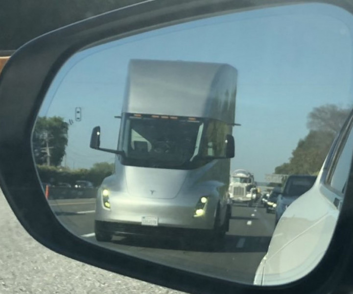 Камионът на Tesla бе заснет на пътя без шофьор в кабината (ВИДЕО)