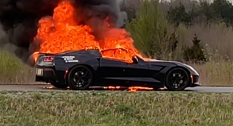 Водач засне на ВИДЕО как неговият Chevrolet Corvette изгоря като факла