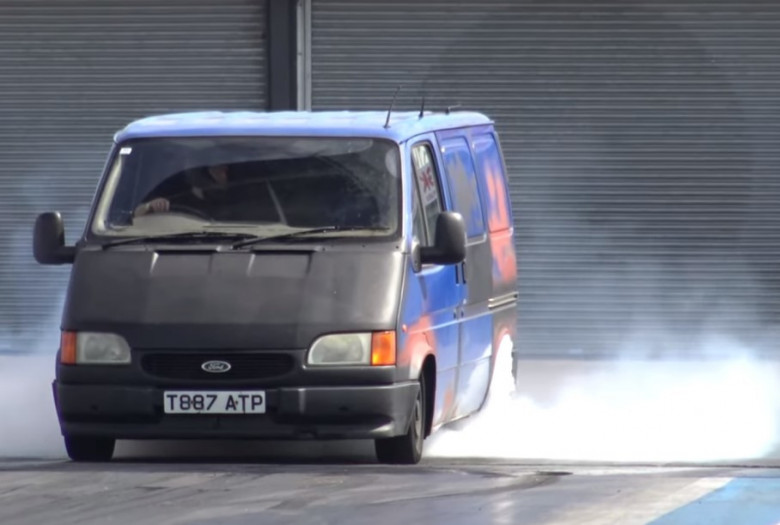 ВИДЕО: Стар ван Форд пили яко гуми и яде всички с V8-двигател от Lexus