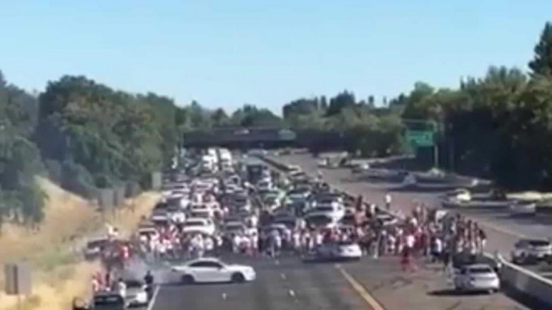 Хулигани блокираха магистрала, за да въртят "понички" (ВИДЕО)