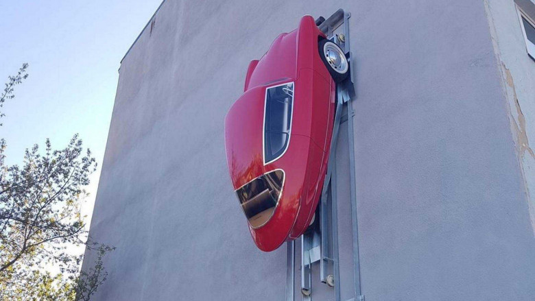 Уникално: Този електромобил може да се паркира на стената (СНИМКИ/ВИДЕО)
