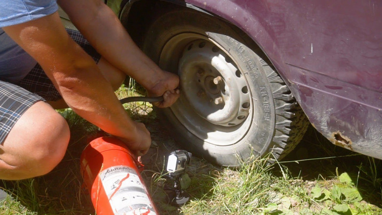 Проверено: Може ли да напомпаме автомобилна гума с пожарогасител