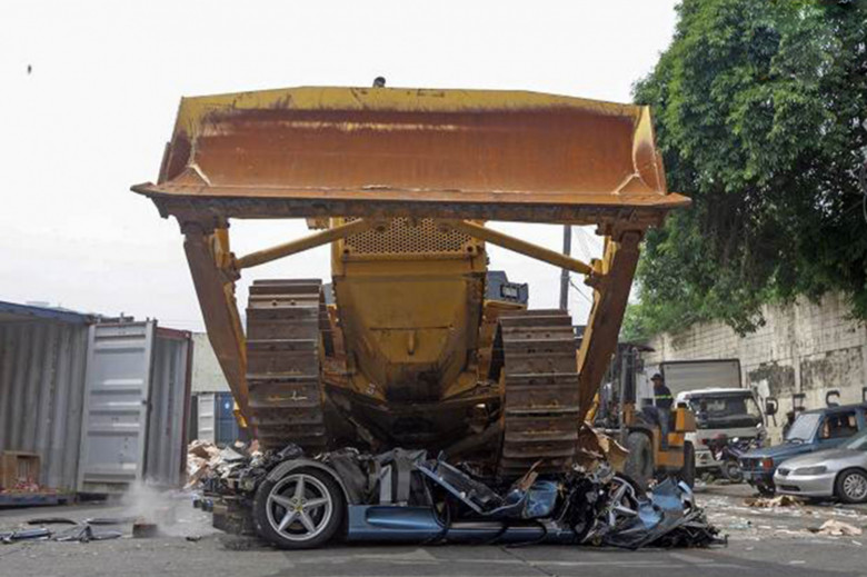 Ужасно: Ето как унищожават контрабандно Ferrari 360 Spider в Манила