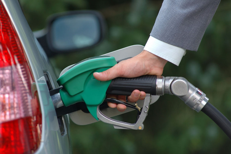 Къде сме ние: Колко бензин може да се купи с една заплата?