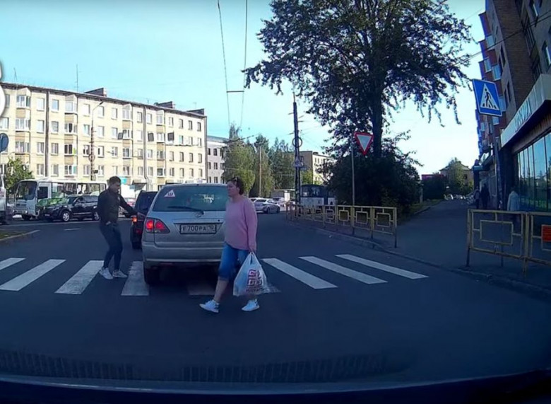 Пешеходец даде необичаен урок на шофьор, спрял върху "зебра" ВИДЕО