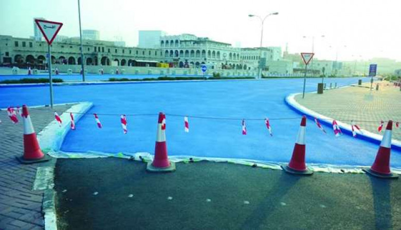 Защо в Катар започнаха да боядисват улиците в синьо? СНИМКИ