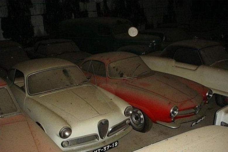 Фотограф случайно погледна в гараж и видя безценна колекция от 180 ретро коли СНИМКИ