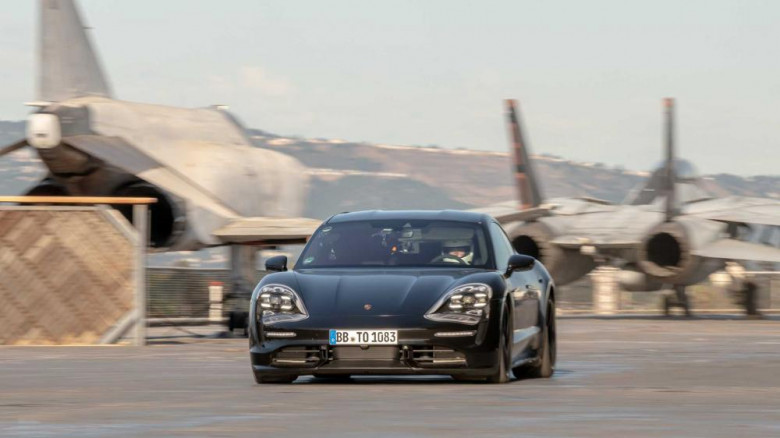 Вижте зрелищното ускоряване на Porsche Taycan на самолетоносач ВИДЕО