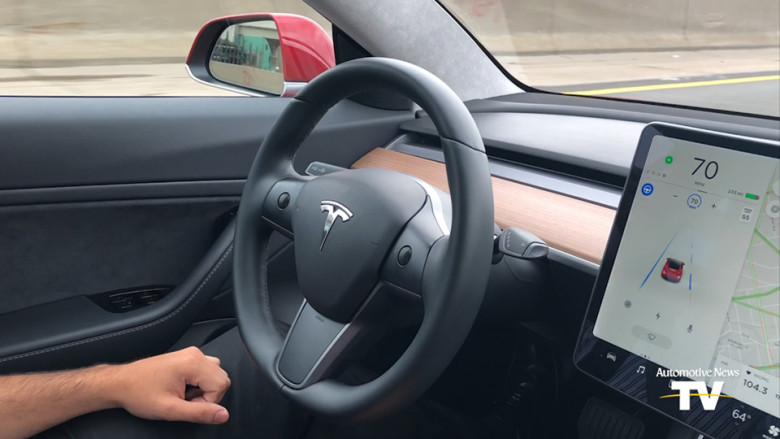 Шофьор на Tesla прави нещо шокиращо при 100 км/ч ВИДЕО