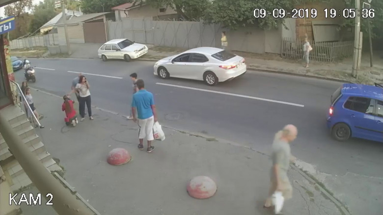 Ужасяващ инцидент: Кола блъсна дете на улицата, а след това... ВИДЕО