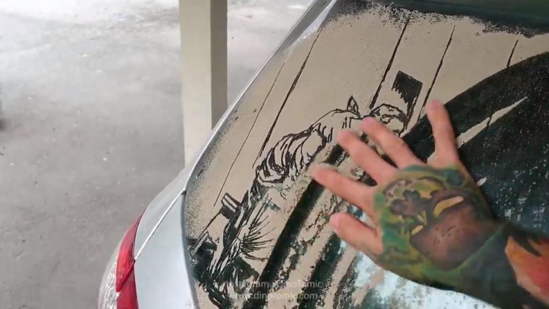 Зевзек хвана мръсна кола да рисува по нея и стана чудо невиждано СНИМКИ