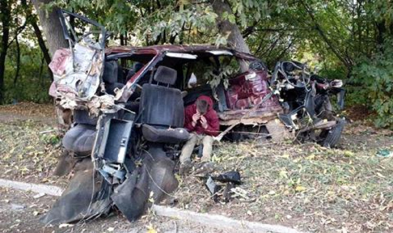 Куриоз: Стар Mitsubishi Gаlаnt се разпадна след удар в дърво, но всички са живи СНИМКИ