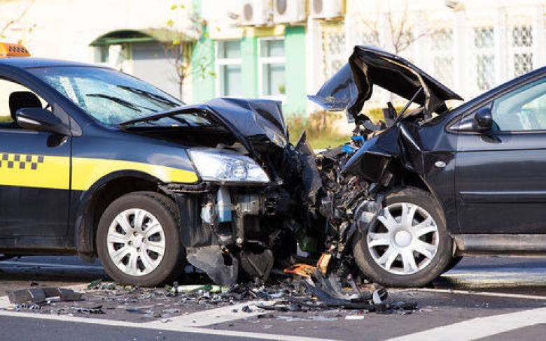 Развенчаваме митовете за челния удар с кола