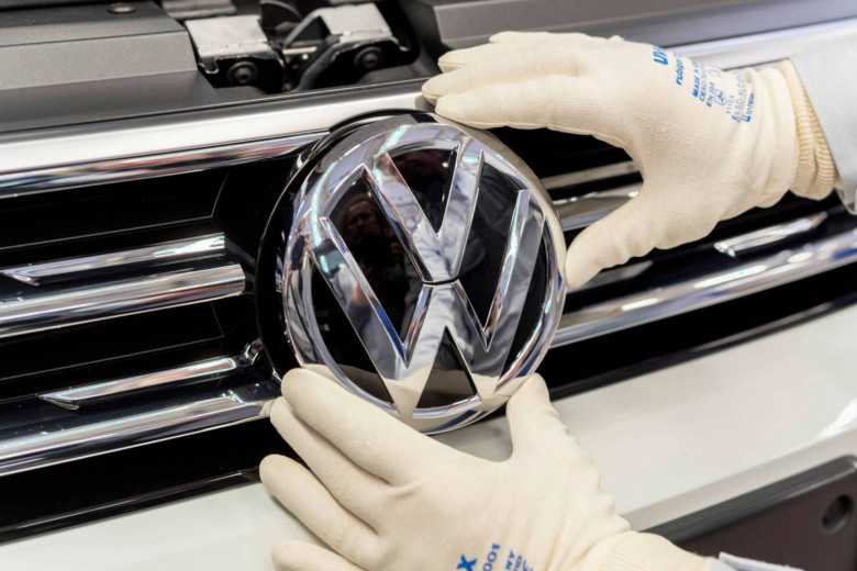 Volkswagen официално разкри визията и интериора на новия Golf СНИМКИ