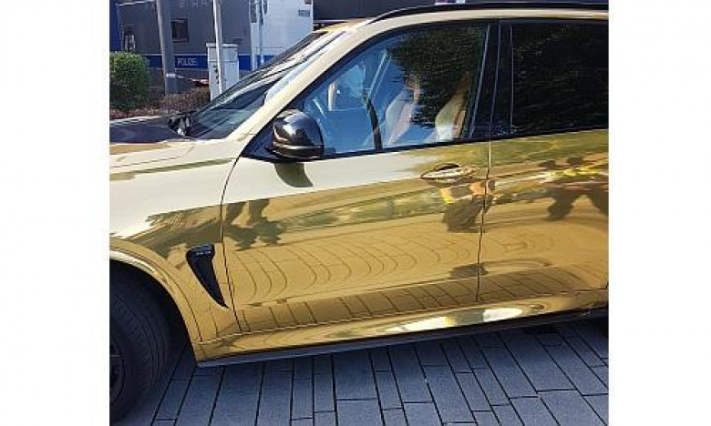 Полицията забрани на водач да управлява „златен“ BMW X5 и евакуира колата СНИМКИ