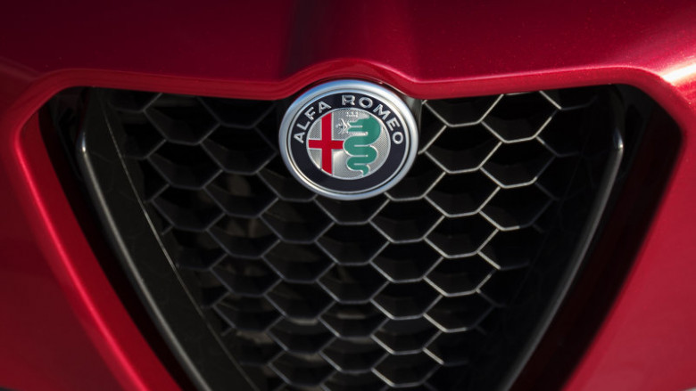 Той е възхитителен: Първи СНИМКИ на кросоувъра Alfa Romeo Tonale
