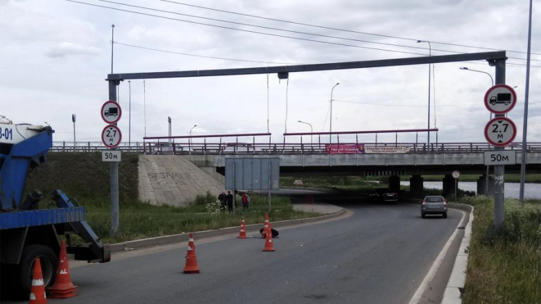"Мостът на глупостта" сряза покривите на поне 110 камиона ВИДЕО
