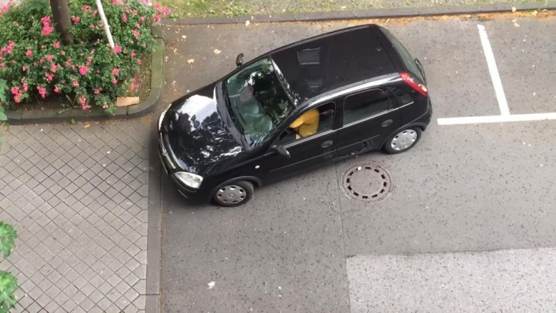 Пълен срам: Жена паркира, а съсед засне потресаващите ѝ маневри ВИДЕО