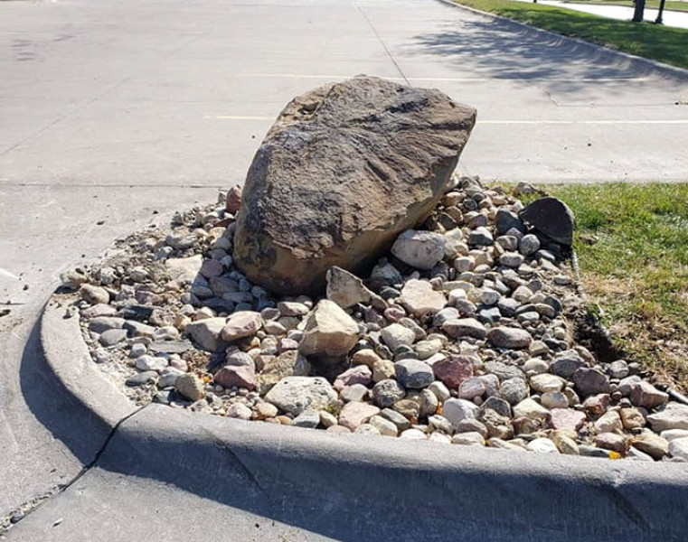 Сложиха камък, за да не минават колите по тротоара и стана страшно СНИМКИ