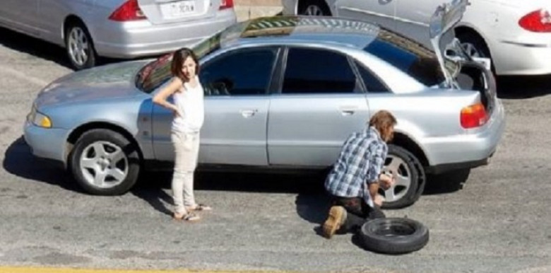 Срамно: Самотна майка спука гума и само един човек ѝ се притече на помощ