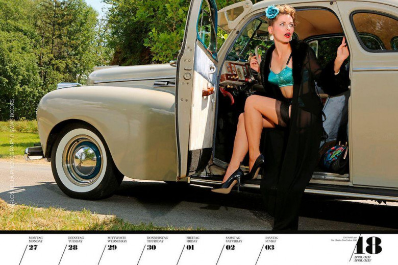 Съблазнителни красавици и автомобили в нов горещ календар СНИМКИ