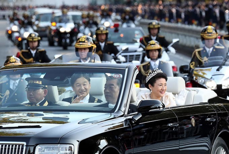 Кралският кабриолет на Toyota стана звезда в интернет ВИДЕО
