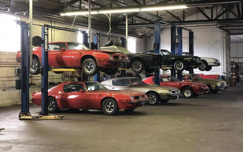 Колекция от редки спортни коли престояла 20 години в изоставен гараж СНИМКИ