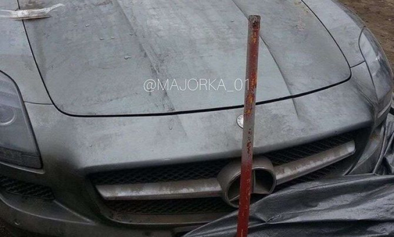 Mercedes-Benz SLS AMG бе захвърлен под открито небе СНИМКИ